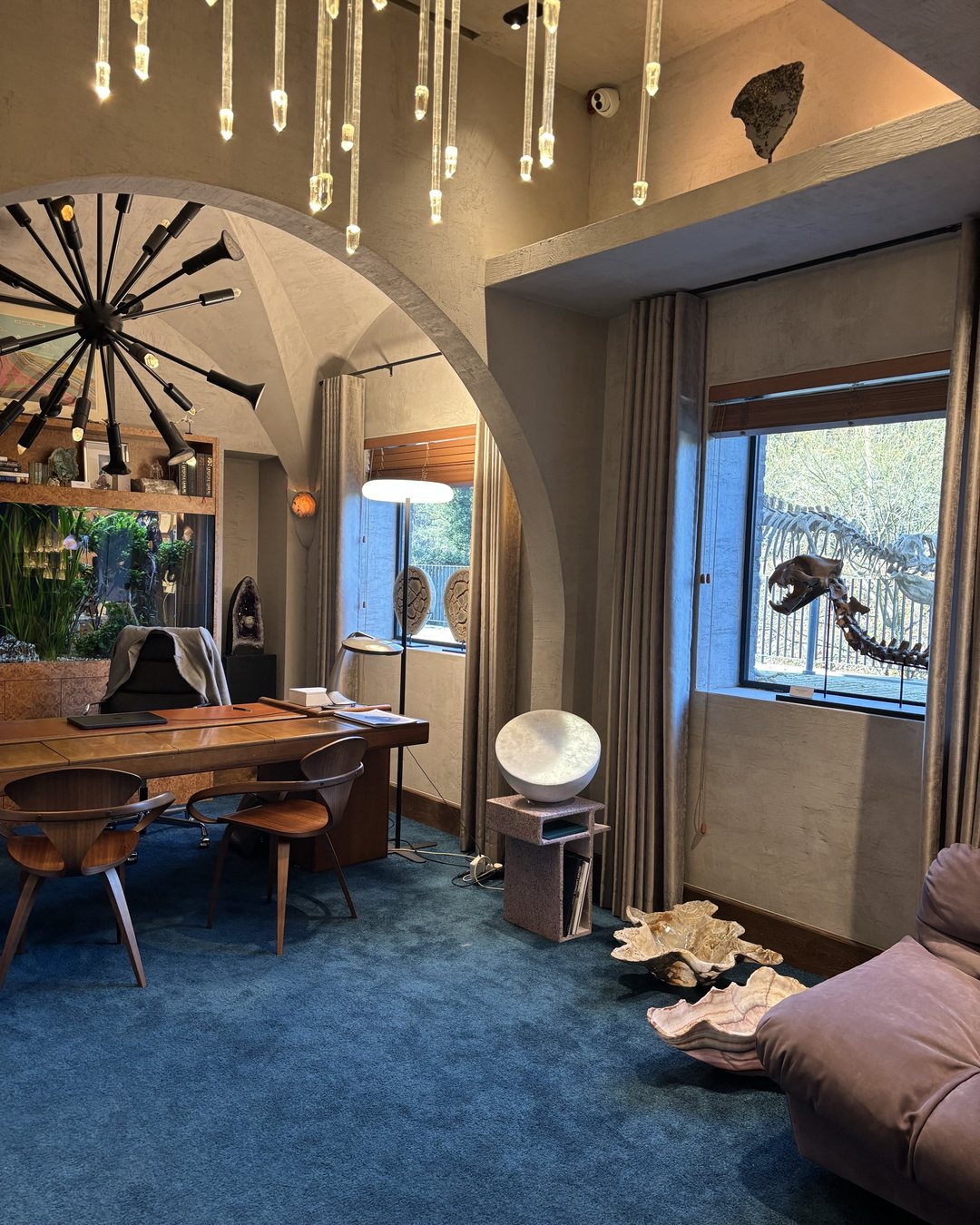 MOON Forty in einem Arbeitszimmer mit blauem Teppich, Gewölbedecke und Schreibtisch im Mid-Century-Stil.
