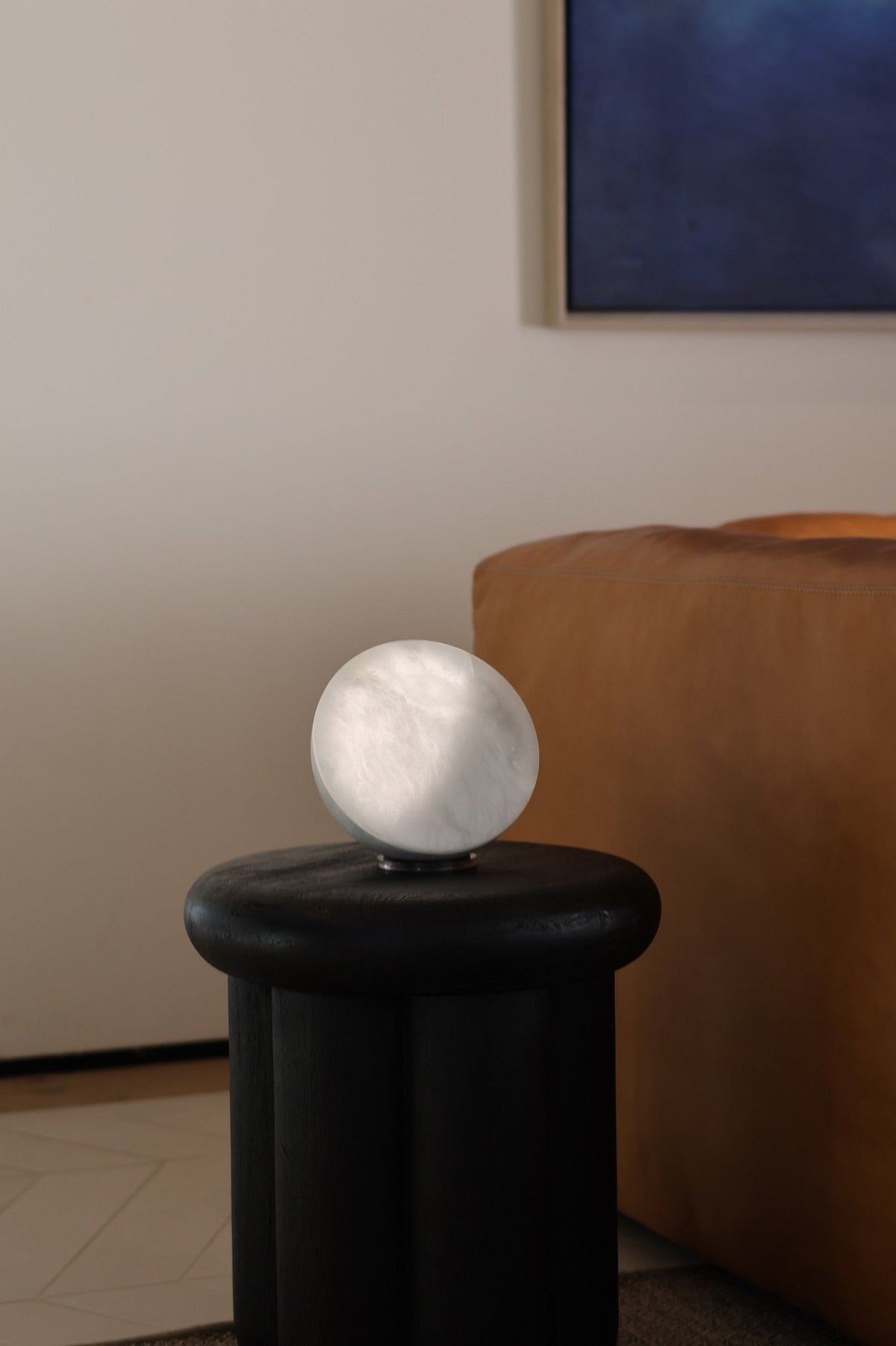 MOON Sixteen, leuchtend neben einem Sofa